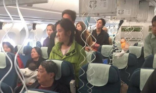 Khung cảnh hỗn loạn trên chuyến bay VN227 sáng nay (ảnh FB Trần Quang Minh)