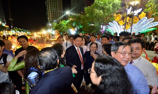 Tân Bí thư Thành Ủy TPHCM, ông Đinh La Thăng được người dân vây quanh xin chụp ảnh