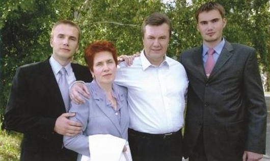 Ông Yanukovych có 2 con trai là Olexander và Viktor Viktorovych Yanukovych

​