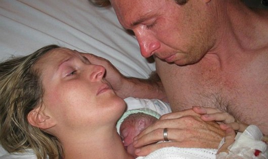 Giây phút kỳ diệu em bé được sưởi ấm trong vòng tay bố mẹ đã hồi sinh. Ảnh: Telegraph.