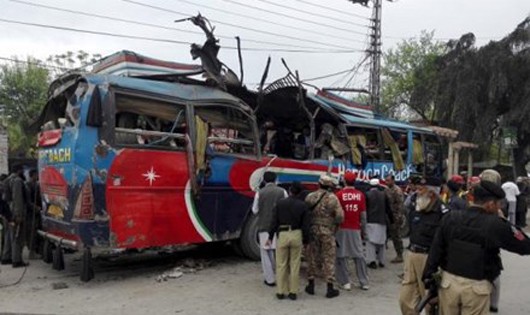 Đánh bom xe chở nhân viên chính phủ Pakistan, 15 người chết