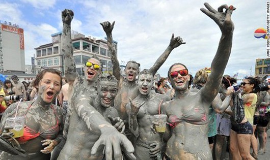 Hình ảnh vui nhộn của lễ hội tắm bùn Boryeong. 