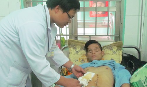 Bác sĩ tự ký giấy mổ để kịp cứu bệnh nhân thủng bụng vắng người nhà