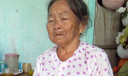 Cụ Huyến 95 tuổi ngày ngày vẫn chống gậy đi chơi quanh làng.
