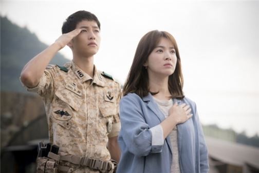 Song Hye Kyo cùng bạn diễn trong phim Hậu duệ mặt trời.