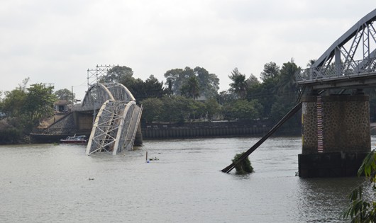 Khoảnh khắc sinh tử kịp ngăn đoàn tàu dừng trước cây cầu sập