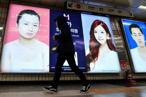 Quảng cáo phẫu thuật thẩm mỹ tràn ngập trên đường phố Hàn Quốc. Ảnh: Ibtimes.