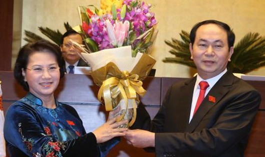 Chủ tịch Quốc hội Nguyễn Thị Kim Ngân tặng hoa Chủ tịch nước Trần Đại Quang