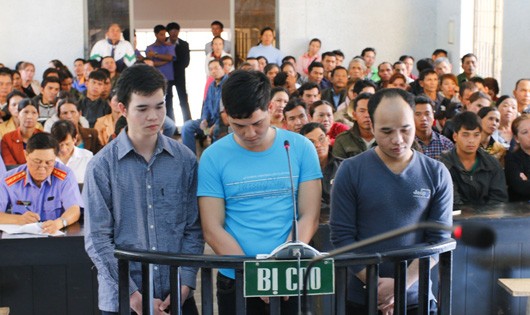 Y Thiên (ở giữa) cùng hai đồng phạm bị tuyên phạm tội giết người