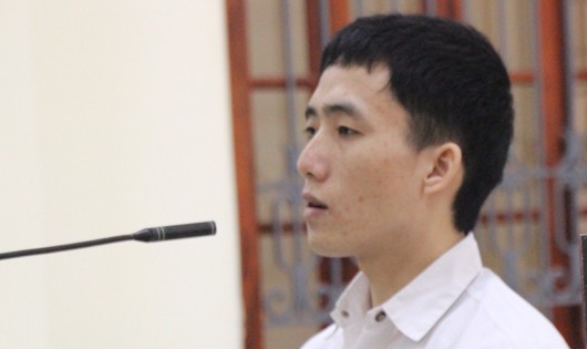 Bị cáo Hùa trước khi tòa vào nghị án