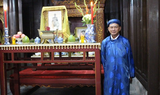 Nguyễn Phước Bảo Tài v bên bàn thờ vua Thành Thái