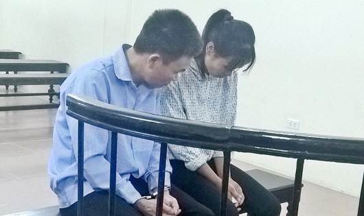  Vợ chồng bị cáo Tuyến, Hoa tại tòa.