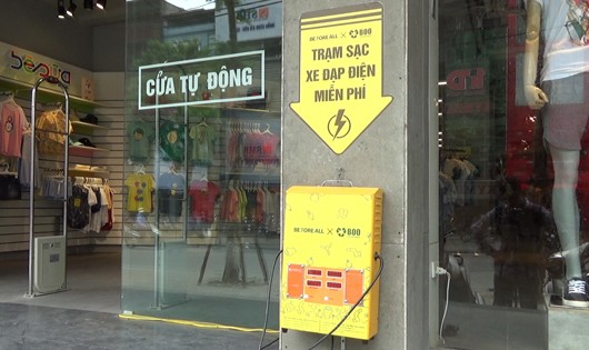 Một điểm sạc xe đạp điện miễn phí ở phố Thái Hà