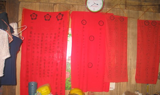 Một góc "bàn cúng ma" của người Dao ở làng Bành