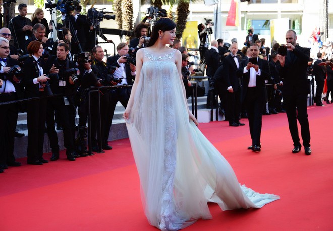 Lý Nhã Kỳ sải bước trên thảm đỏ Cannes với váy xuyên thấu