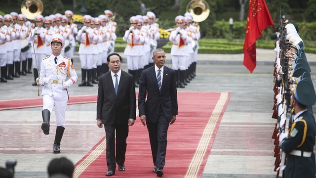 Chủ tịch nước Trần Đại Quang và Tổng thống Obama duyệt đội danh dự.