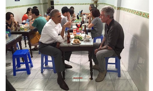 Tổng thống Barack Obama mặc sơ mi trắng, quần tây ăn bún chả tại phố Lê Văn Hưu, Hà Nội chiều qua (23.5)