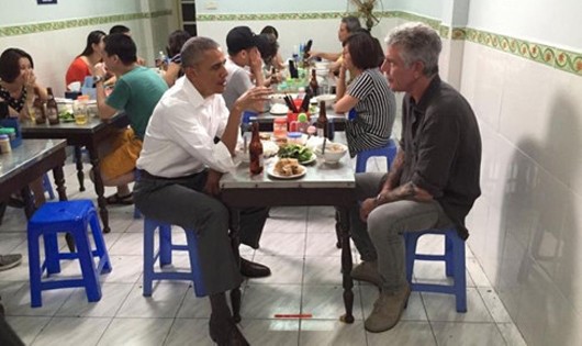 Hình ảnh Tổng thống Mỹ dùng bữa cùng đầu bếp, nhà văn, MC nổi tiếng Anthony Bourdain tại Hà Nội, gây bão mạng tối 23/5.( ảnh: Facebook).