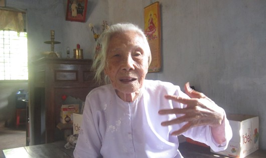 Bà Trần Thị Sương trước căn nhà của mình ở ấp Trường Lưu.