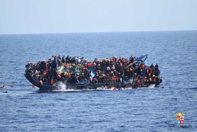 Hàng ngàn người di cư vẫn tìm mọi cách để vượt Địa Trung Hải. Ảnh: Reuters