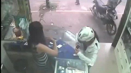 Clip: Pha cướp điện thoại 'quá nhanh quá nguy hiểm' của nữ tặc