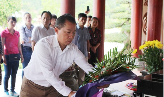 Tiến sỹ Đào Văn Hội - Tổng Biên tập Báo PLVN dâng hoa tại Khu di tích lịch sử Quốc gia Truông Bồn