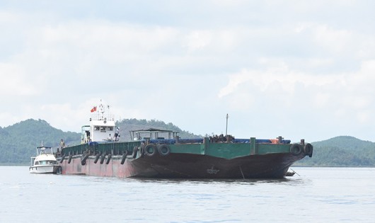 Quảng Ninh: Sà lan nghìn tấn đâm chìm thuyền ngư dân, 1 người mất tích