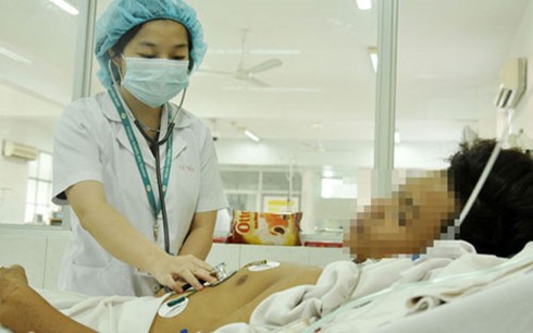 Một trong những bệnh nhân đang điều trị bệnh bạch hầu tại Bệnh viện Bệnh nhiệt đới. (ảnh: Thanh Niên).
