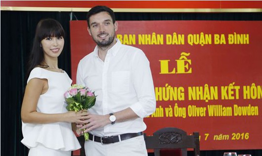 Long trọng lễ trao giấy chứng nhận đăng ký kết hôn của Hà Anh