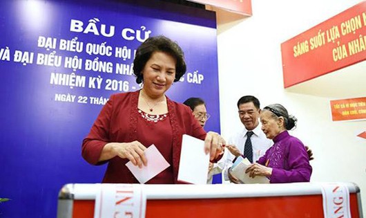 Bà Nguyễn Thị Kim Ngân - Chủ tịch QH khóa XIII thực hiện quyền bầu cử