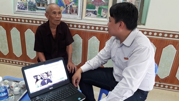 Ông Trần Văn Thêm tại nhà riêng đang thực hiện chương trình giao lưu cùng báo PLVN