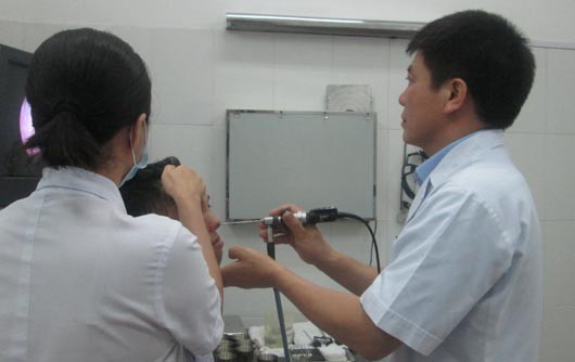 Thăm khám vòi nhĩ cho một bệnh nhân tại bệnh viện Bạch Mai