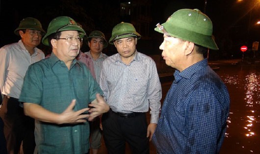 Phó Thủ Tướng  Trịnh ĐỊnh Dũng thị sát tại TP Đồng Hới. Ảnh Đ.T (Dân Trí)