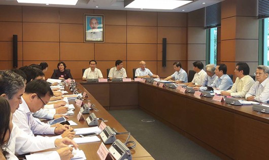 Các ĐBQH Đoàn TP Hồ Chí Minh thảo luận tại tổ về Dự thảo Luật Hình sự (Sửa đổi, bổ sung)