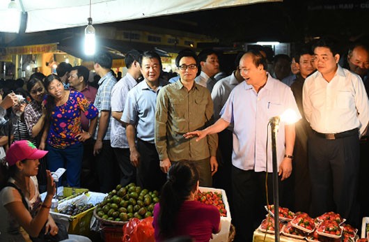 Hình ảnh Thủ tướng Chính phủ Nguyễn Xuân Phúc tại chợ Long Biên