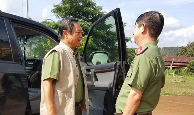 Thứ trưởng Bộ Công an Phạm Dũng (trái) đến xã Đắk Ngo, huyện Tuy Đức. Ảnh: Phước Tuần - Zing