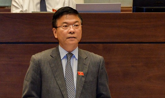 Bộ trưởng Bộ Tư pháp Lê Thành Long phát biểu trong phiên họp sáng 24/10