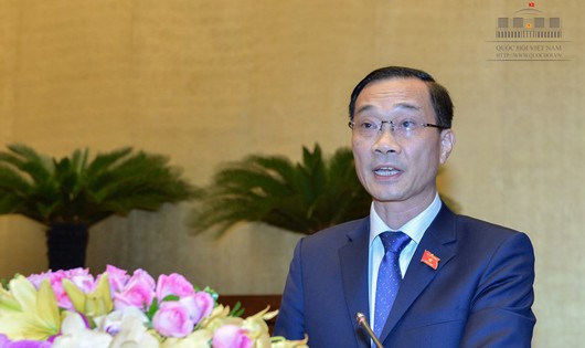 Chủ nhiệm Ủy ban kinh tế của Quốc hội Vũ Hồng Thanh  trình bày Báo cáo thẩm tra dự án Luật quản lý ngoại thương.