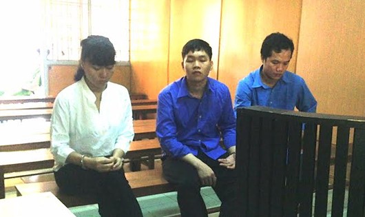 Ba chị em ruột là Ly, Long và Luận tại phiên tòa. Ảnh: Tân Châu