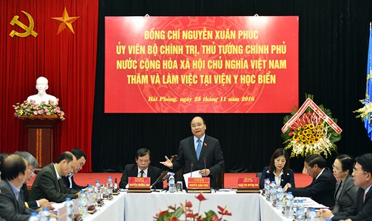 Thủ tướng làm việc với Viện Y học biển Việt Nam. Ảnh: VGP/Quang Hiếu
