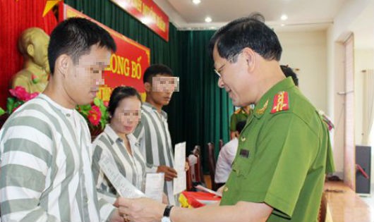 Giám đốc Công an tỉnh Nghệ An trao quyết định đặc xá cho các phạm nhân năm 2015. (Ảnh có tính minh họa)