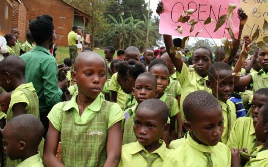 Biểu tình đòi mở cửa các trường học của BIA ở Uganda.