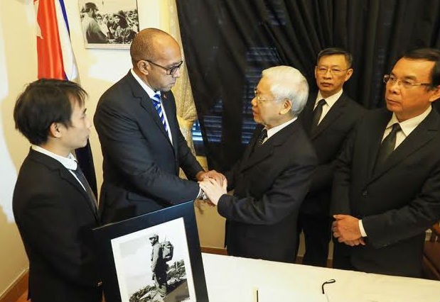 Tổng Bí thư Nguyễn Phú Trọng, thứ ba từ phải sang, chia sẻ với ông Herminio Lopez Diaz, Đại sứ Cuba tại Việt Nam về mất mát to lớn của nước bạn.