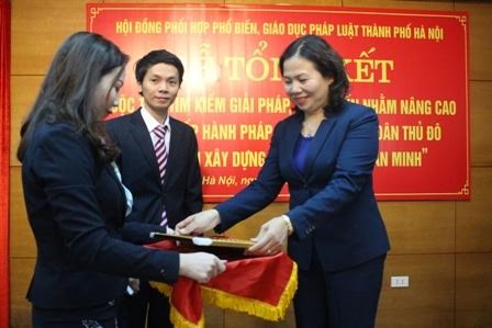 Bà Hồ Xuân Hương, Phó Giám đốc Sở Tư pháp Hà Nội trao giải Nhất cho thí sinh Lã Đức Việt.
