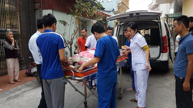 Sau mổ, bệnh nhân được vận chuyển bằng xe cấp cứu 115 về Bệnh viện Phụ sản - Ảnh: HÀ DUNG