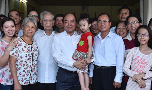 Thủ tướng Nguyễn Xuân Phúc thể hiện tình cảm nồng ấm, gần gũi với nhân dân tỉnh Bình Dương