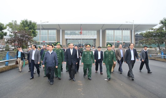 Phó Thủ tướng Thường trực Trương Hòa Bình thị sát công tác chống buôn lậu tại cửa khẩu Kim Thành và Bát Xát. Ảnh: baochinhphu
