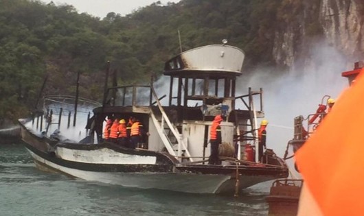 21 du khách đã thoát chết sau vụ cháy tàu trên vịnh Hạ Long