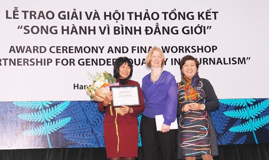 Đại sứ New Zealand tại Việt Nam, bà Wendy Matthews cùng Giám đốc trung tâm CSAGA, bà Nguyễn Vân Anh trao giải cho nhà báo Xuân Hoa - báo PLVN