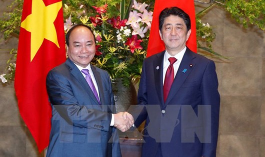 Thủ tướng Nhật Bản Shinzo Abe đón Thủ tướng Nguyễn Xuân Phúc trong chuyến thăm Nhật Bản, tháng 5/2016. (Ảnh: Thống Nhất/TTXVN)